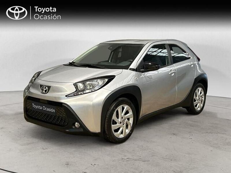 Usado Toyota Aygo Play 72 CV (52 kW) 2024 Gris