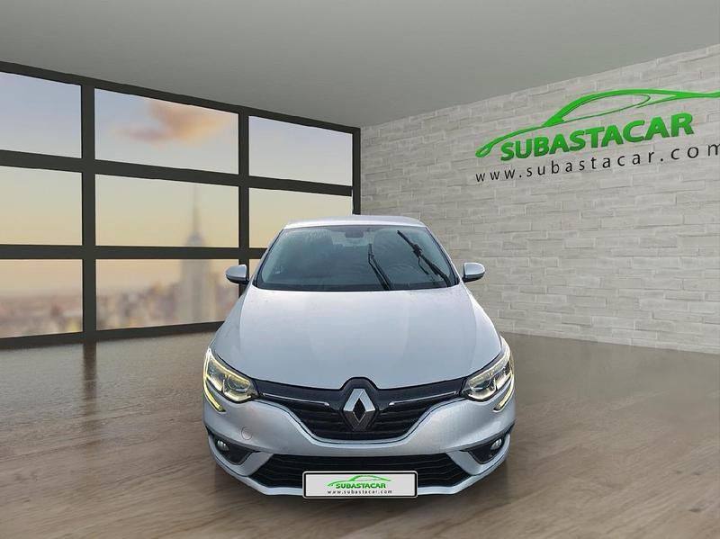 Usado Renault Mégane IV Business 90 CV (66 kW) 2018 Plateado Berlina