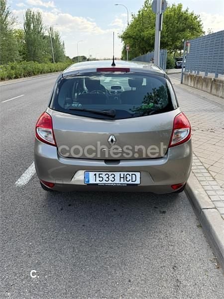 Usado Renault Clio II Expression 75 CV (55 kW) 2011 Gris / plata Berlina