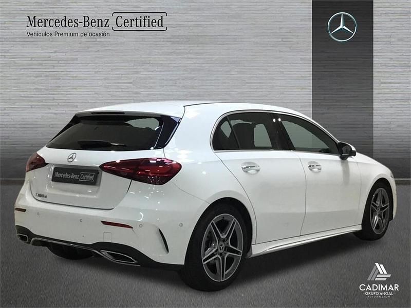 Usado Mercedes A180 AMG line 116 CV (85 kW) 2024 Blanco polar Berlina