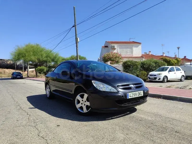 Usado Peugeot 307 CC 110 CV (80 kW) 2005 Negro Descapotable