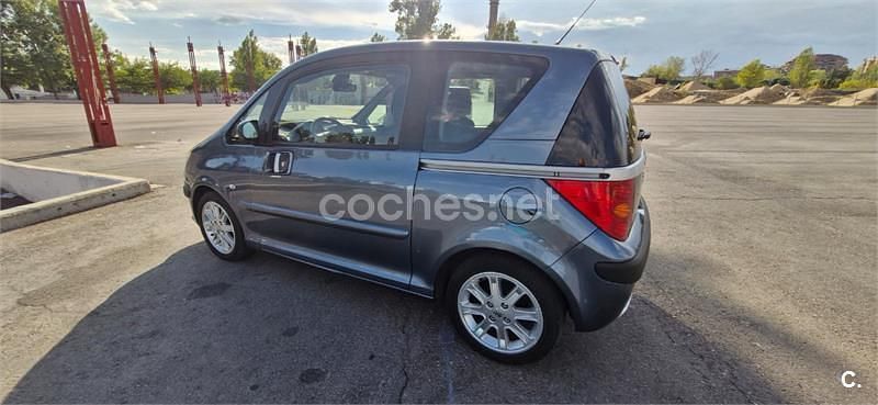Usado Peugeot 1007 70 CV (51 kW) 2005 Gris / plata Monovolumen