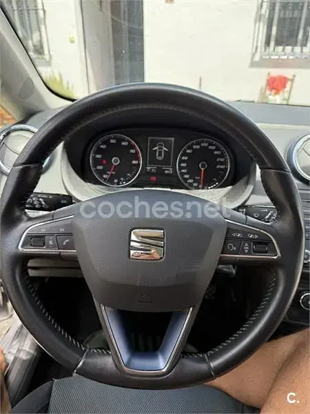 Usado Seat Ibiza CONNECT 90 CV (66 kW) 2015 Gris / plata Berlina
