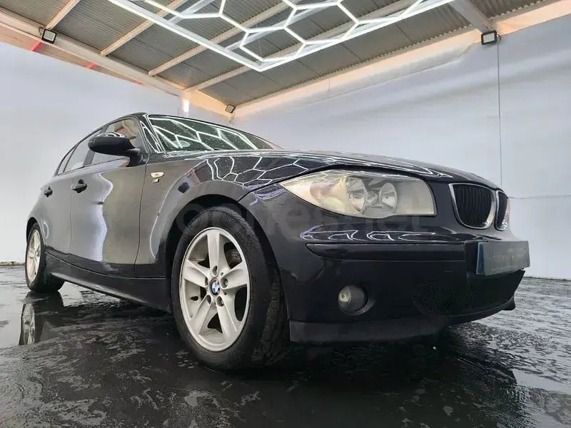 Usado BMW 118 122 CV (89 kW) 2006 Negro Utilitario