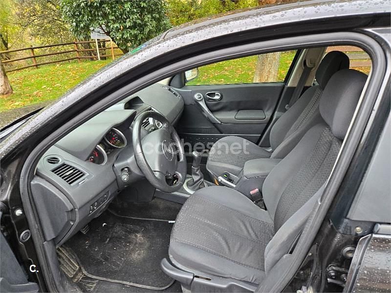 Negro Usado 2006 Renault Mégane II Dynamique Berlina | 2200 € (Un poco caro) - Imagen 1/4