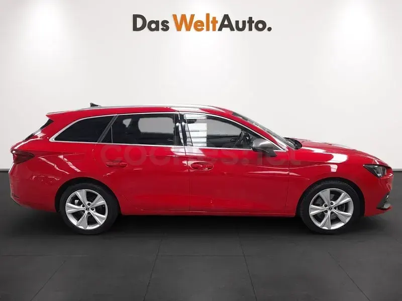 Usado Seat Leon FR 150 CV (110 kW) 2023 Rojo Familiar
