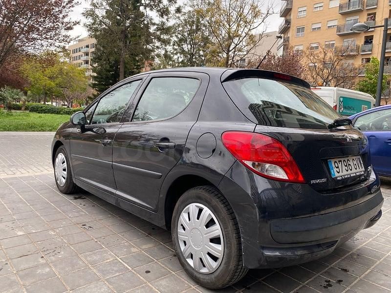 Usado Peugeot 207 70 CV (51 kW) 2010 Negro Berlina