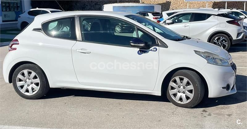 Usado Peugeot 208 Access 68 CV (50 kW) 2014 Blanco Utilitario