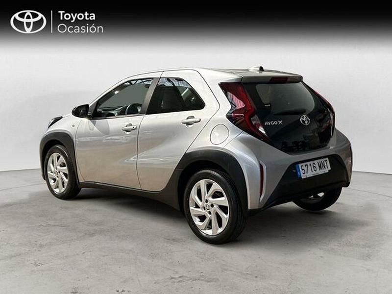 Usado Toyota Aygo Play 72 CV (52 kW) 2024 Gris