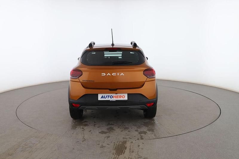 Usado Dacia Sandero Expression 91 CV (66 kW) 2023 Dorado Utilitario