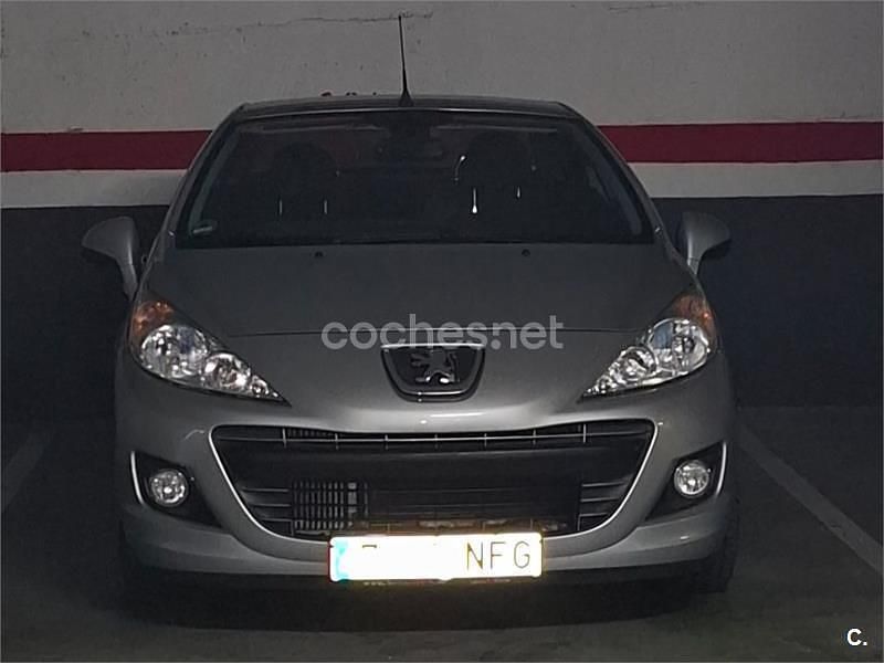 Gris / plata Usado 2011 Peugeot 207 CC Roland Garros Descapotable | 6650 € (Buen precio) - Imagen 1/4