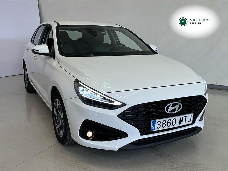 Blanco Usado 2025 Hyundai i30 Berlina | 22.500 € (Buen precio) - Imagen 1/4