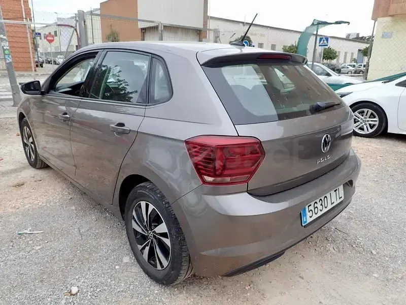 Usado VW Polo 95 CV (69 kW) 2022 Gris / plata Utilitario