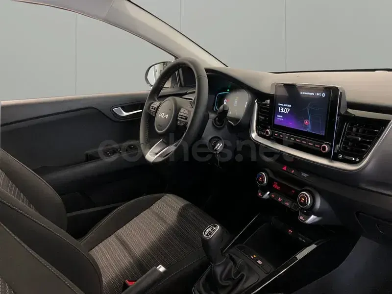 Usado Kia Stonic 100 CV (73 kW) 2025 Gris / plata SUV