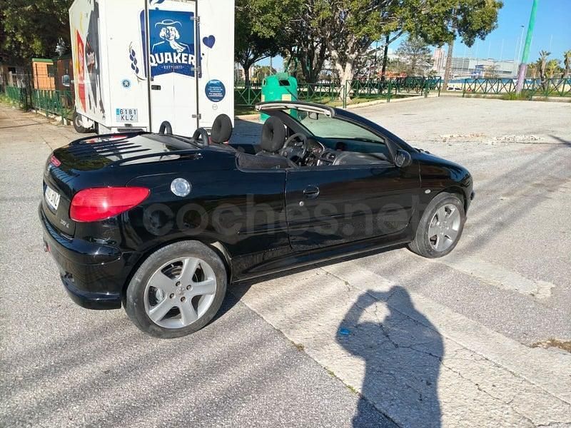 Usado Peugeot 206 110 CV (80 kW) 2002 Negro Descapotable