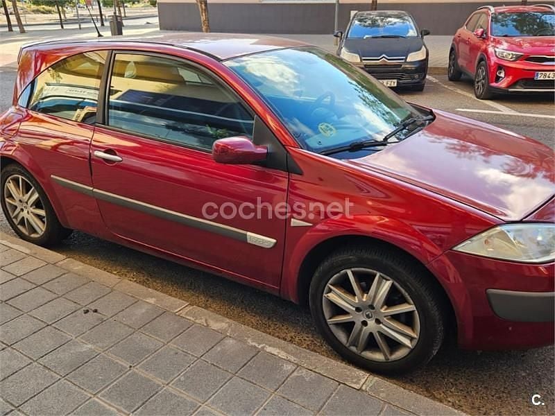 Usado Renault Mégane II Dynamique 120 CV (88 kW) 2006 Granate Berlina