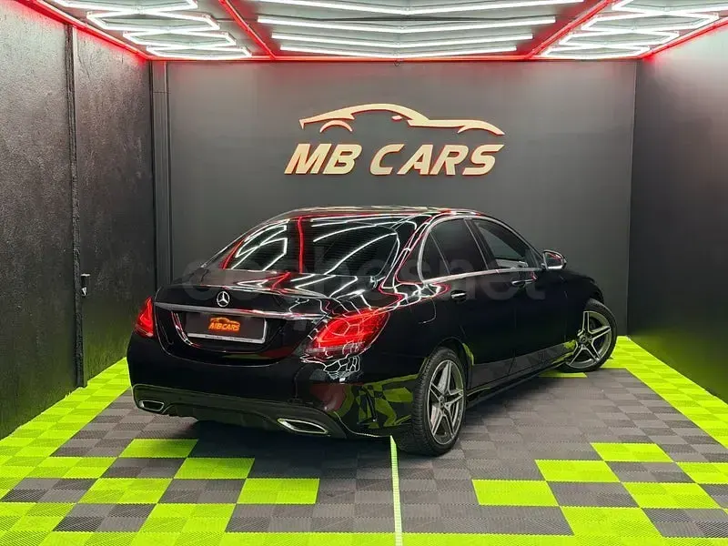 Usado Mercedes C220 194 CV (142 kW) 2019 Negro Berlina