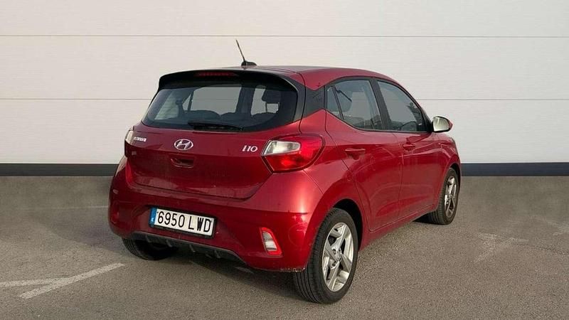 Usado Hyundai i10 67 CV (49 kW) 2022 Rojo Utilitario