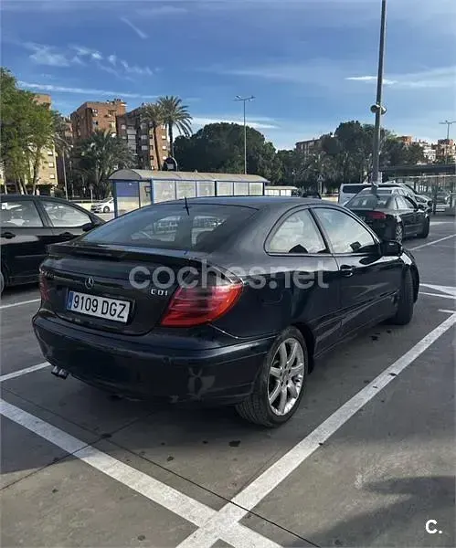 Usado Mercedes C220 143 CV (105 kW) 2003 Negro Berlina