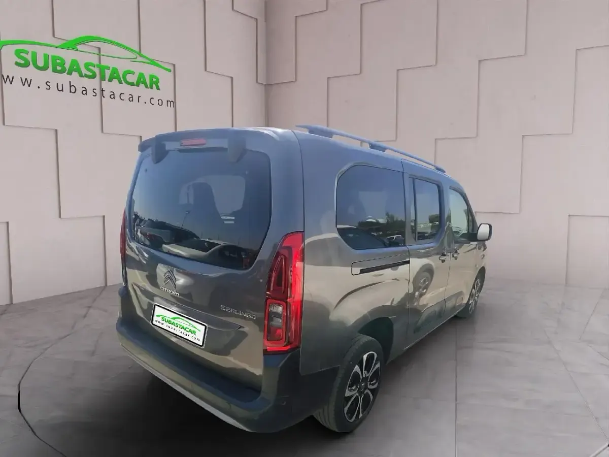 Usado Citroën e-Berlingo Shine 130 CV (95 kW) 2022 Gris metalizado Monovolumen