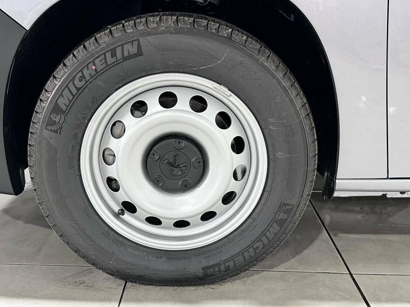 Usado Peugeot Partner S 130 CV (95 kW) 2024 Gris Monovolumen