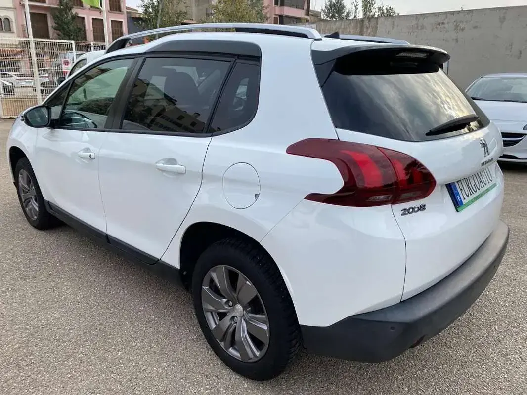 Usado Peugeot 2008 Style 82 CV (60 kW) 2019 Blanco SUV