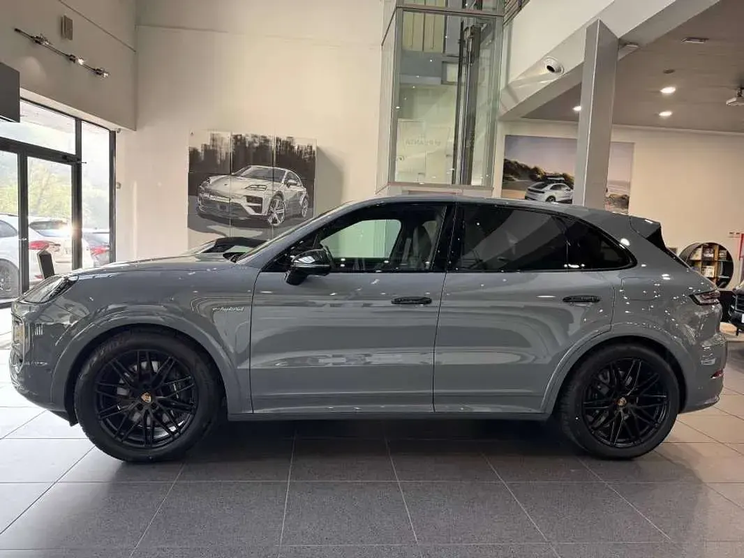 Usado Porsche Cayenne Black Edition 470 CV (345 kW) 2026 Gris SUV