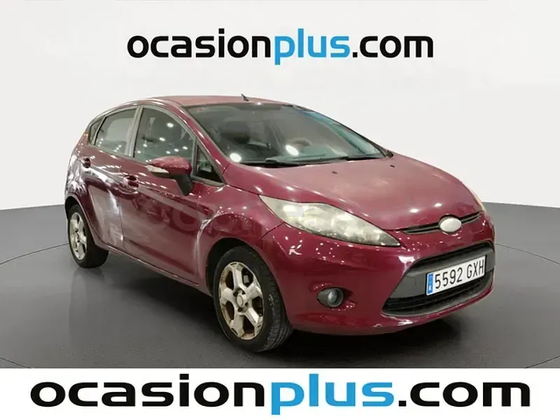 Usado Ford Fiesta Trend 68 CV (50 kW) 2010 Burdeos Utilitario