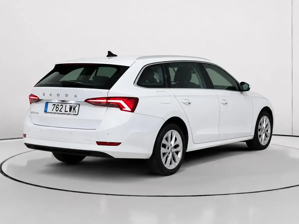 Usado Skoda Octavia Ambition 150 CV (110 kW) 2022 Blanco Utilitario