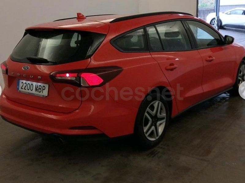Usado Ford Focus Trend 120 CV (88 kW) 2023 Rojo Familiar