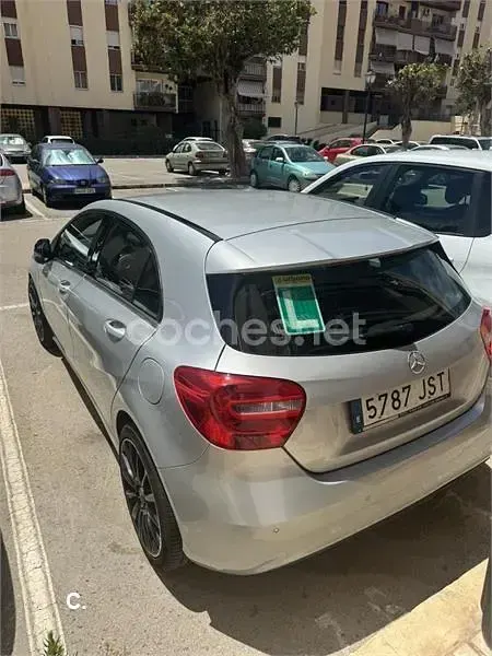 Usado Mercedes A180 Urban 109 CV (80 kW) 2013 Gris / plata Utilitario
