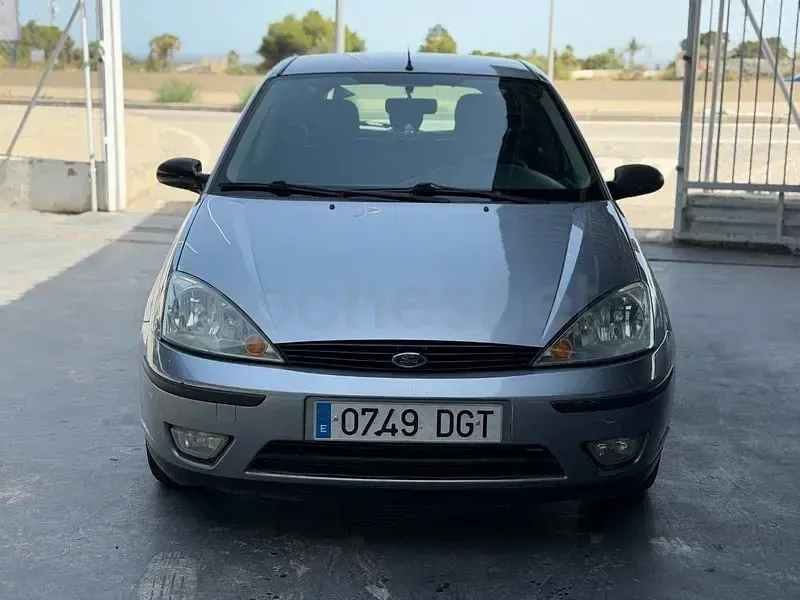 Usado Ford Focus Ghia 100 CV (73 kW) 2005 Gris / plata Berlina