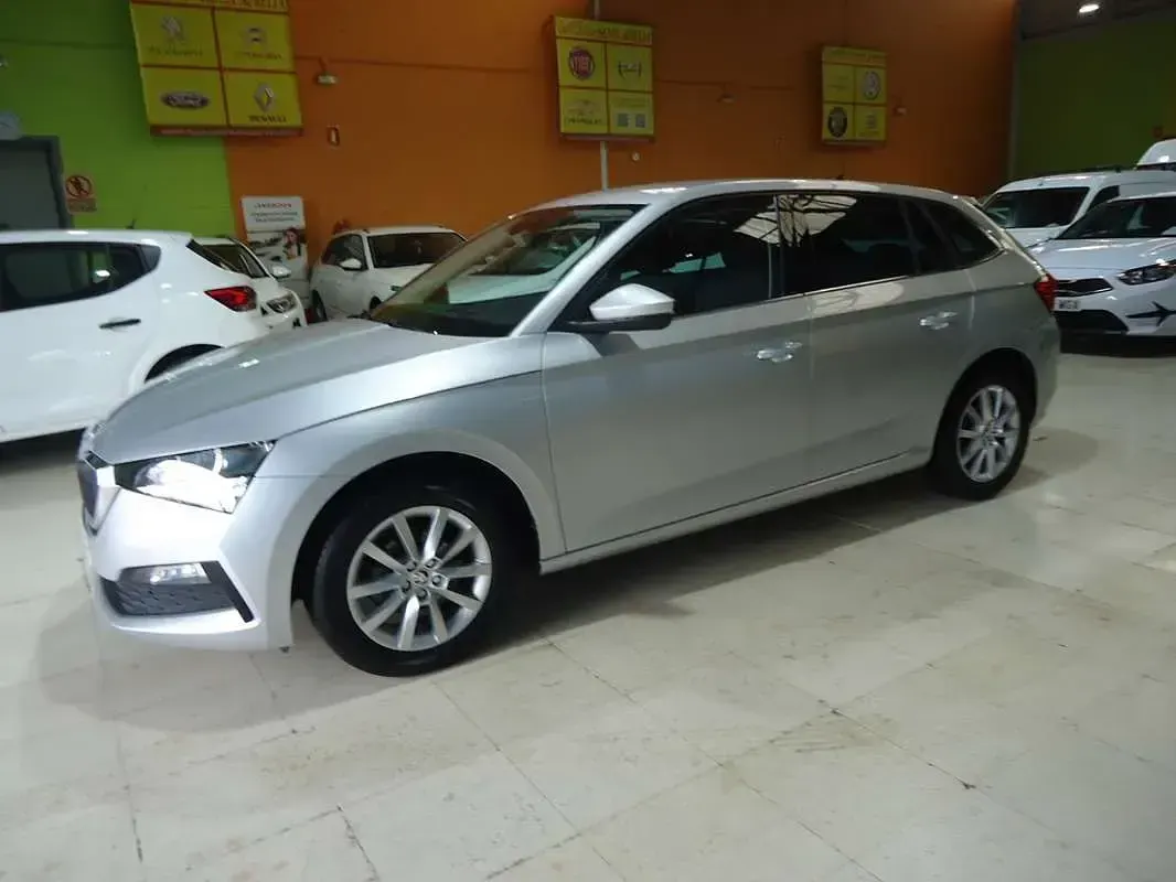 Usado Skoda Scala Ambition 95 CV (69 kW) 2023 Gris Utilitario