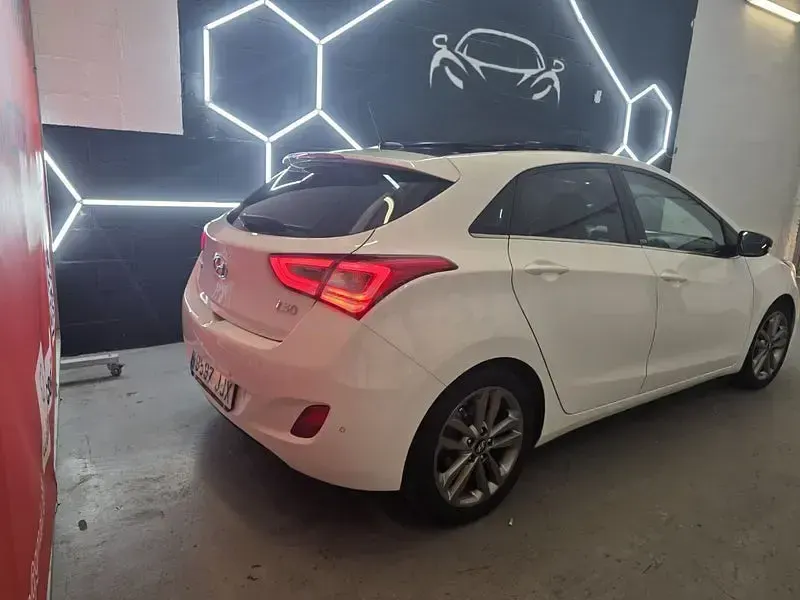 Usado Hyundai i30 Blackline 110 CV (80 kW) 2016 Blanco Berlina