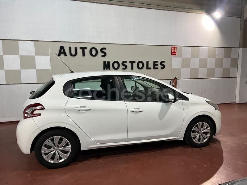 Usado Peugeot 208 Allure 68 CV (50 kW) 2013 Blanco Utilitario