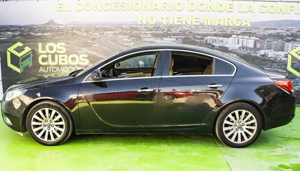 Usado Opel Insignia Cosmo 160 CV (117 kW) 2009 Negro Familiar