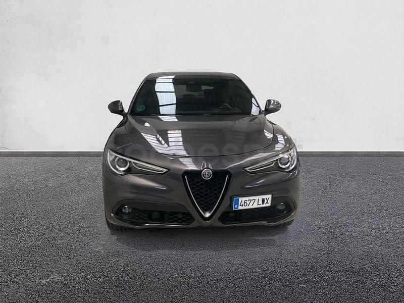 Usado Alfa Romeo Stelvio Ti 210 CV (154 kW) 2022 Gris / plata SUV