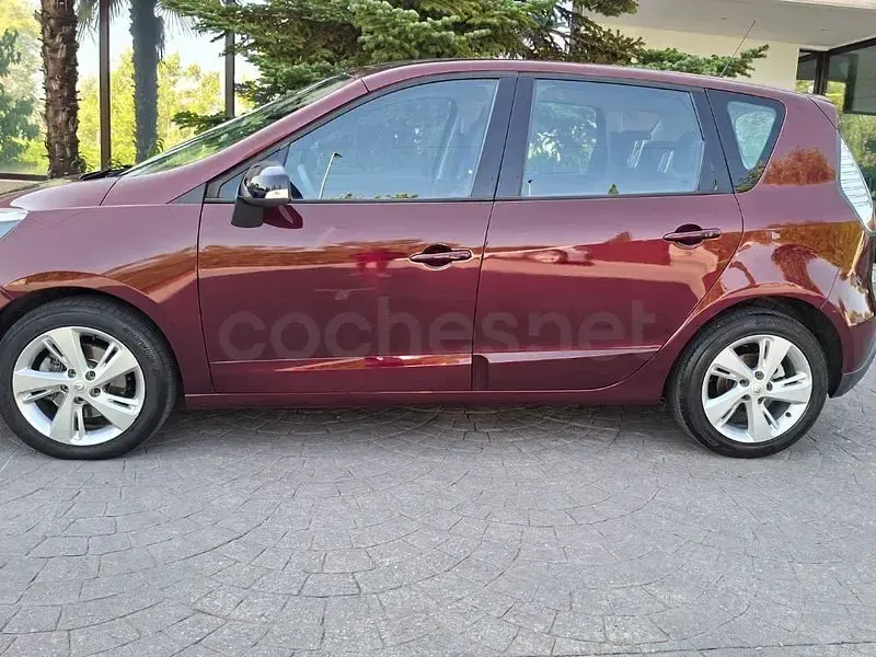 Usado Renault Scénic III Dynamique 130 CV (95 kW) 2012 Granate Monovolumen