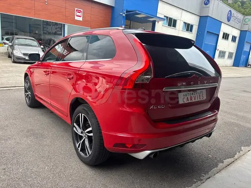 Usado Volvo XC60 R-Design Momentum 150 CV (110 kW) 2016 Rojo SUV