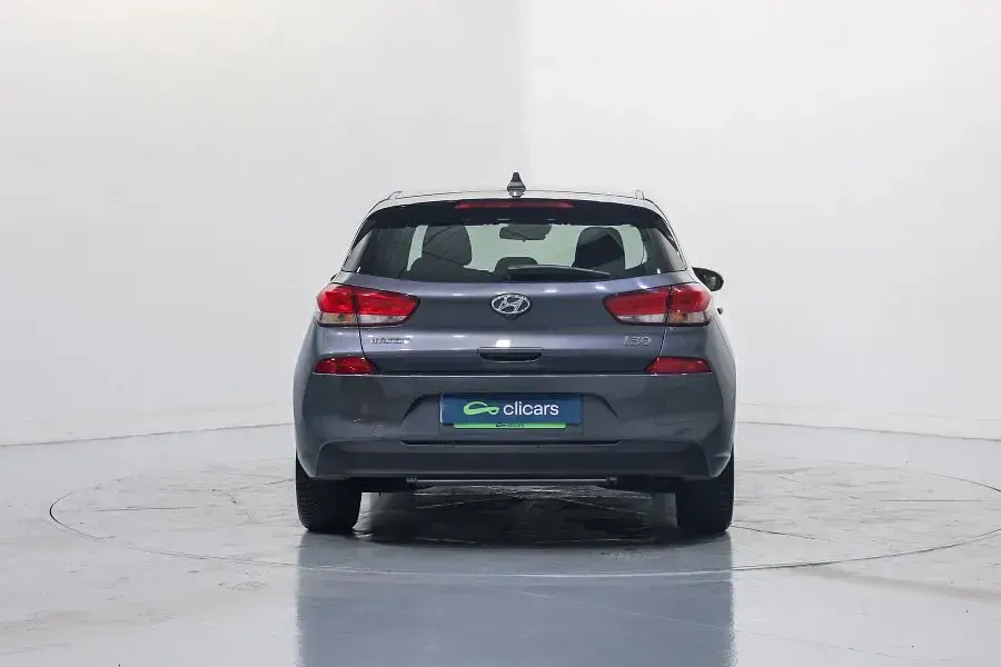 Usado Hyundai i30 140 CV (102 kW) 2018 Gris / plata Berlina
