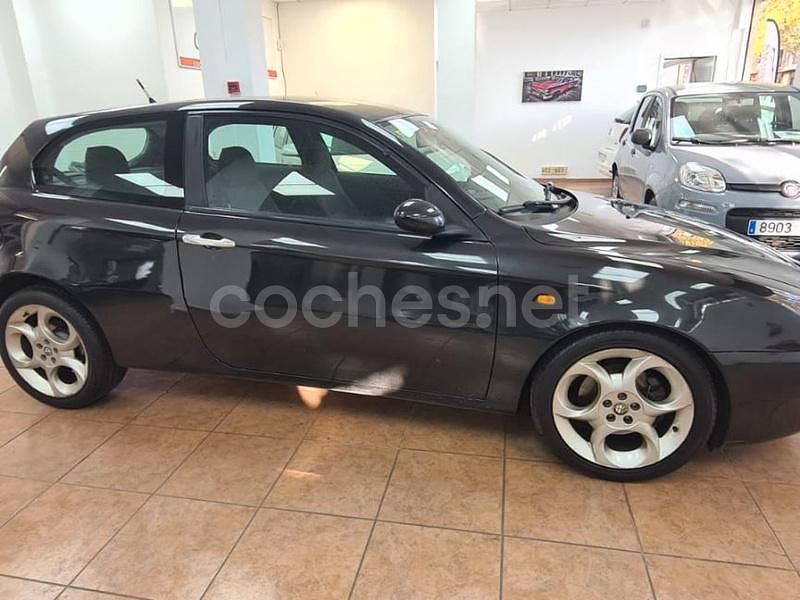 Usado Alfa Romeo 147 Impression 105 CV (77 kW) 2004 Negro Utilitario