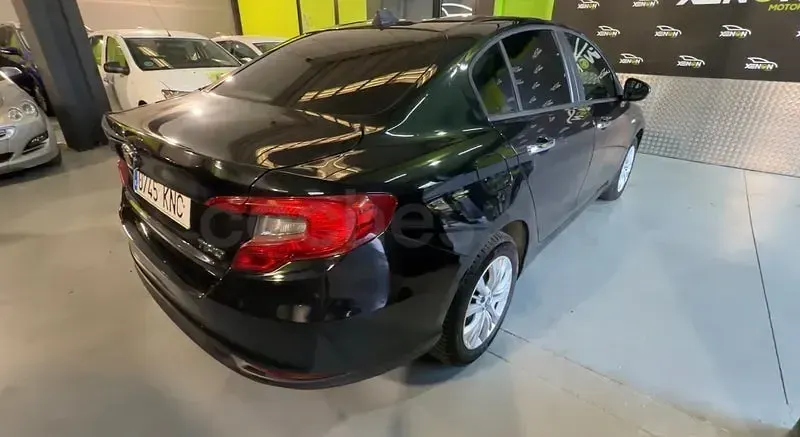 Usado Fiat Tipo Easy 120 CV (88 kW) 2018 Negro Berlina