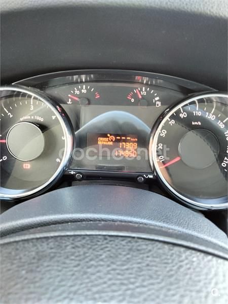 Usado Peugeot 5008 Allure 120 CV (88 kW) 2015 Beige Monovolumen