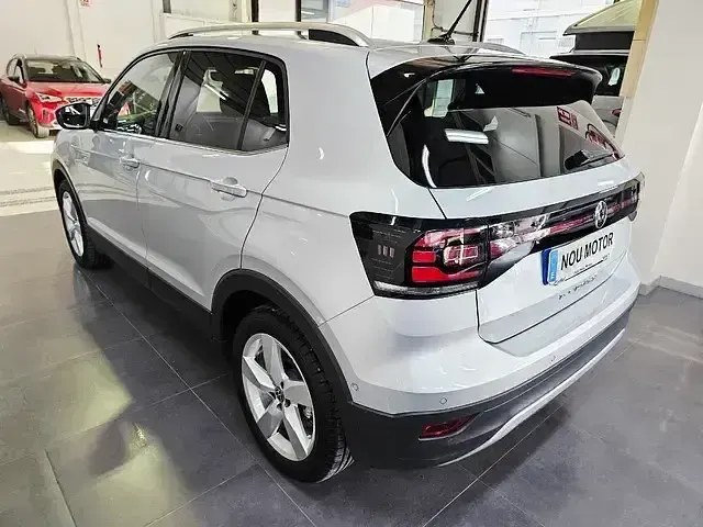 Usado VW T-Cross Sportline 110 CV (80 kW) 2023 Gris / plata SUV