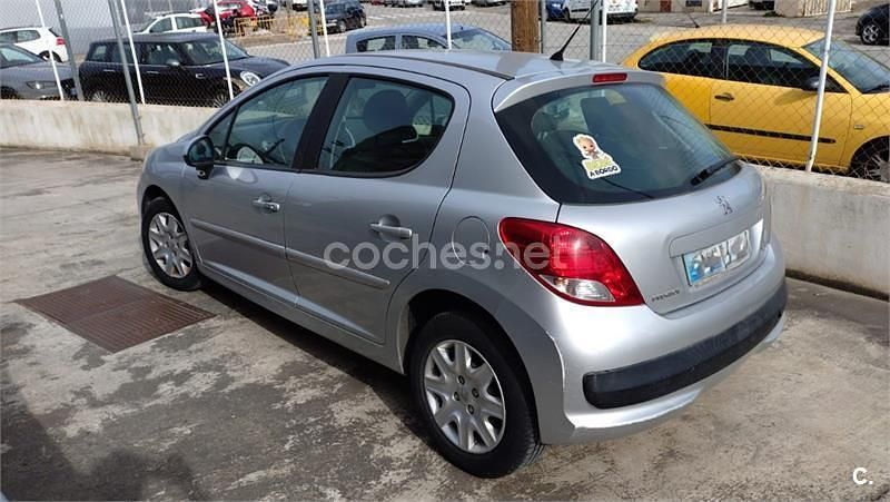 Usado Peugeot 207 Active 75 CV (55 kW) 2011 Gris / plata Berlina