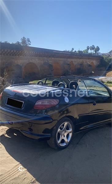 Usado Peugeot 206 110 CV (80 kW) 2001 Negro Descapotable