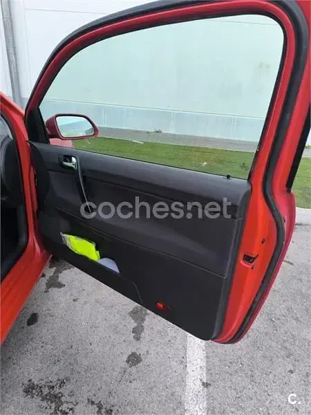 Usado VW Polo Advance 70 CV (51 kW) 2006 Rojo Utilitario