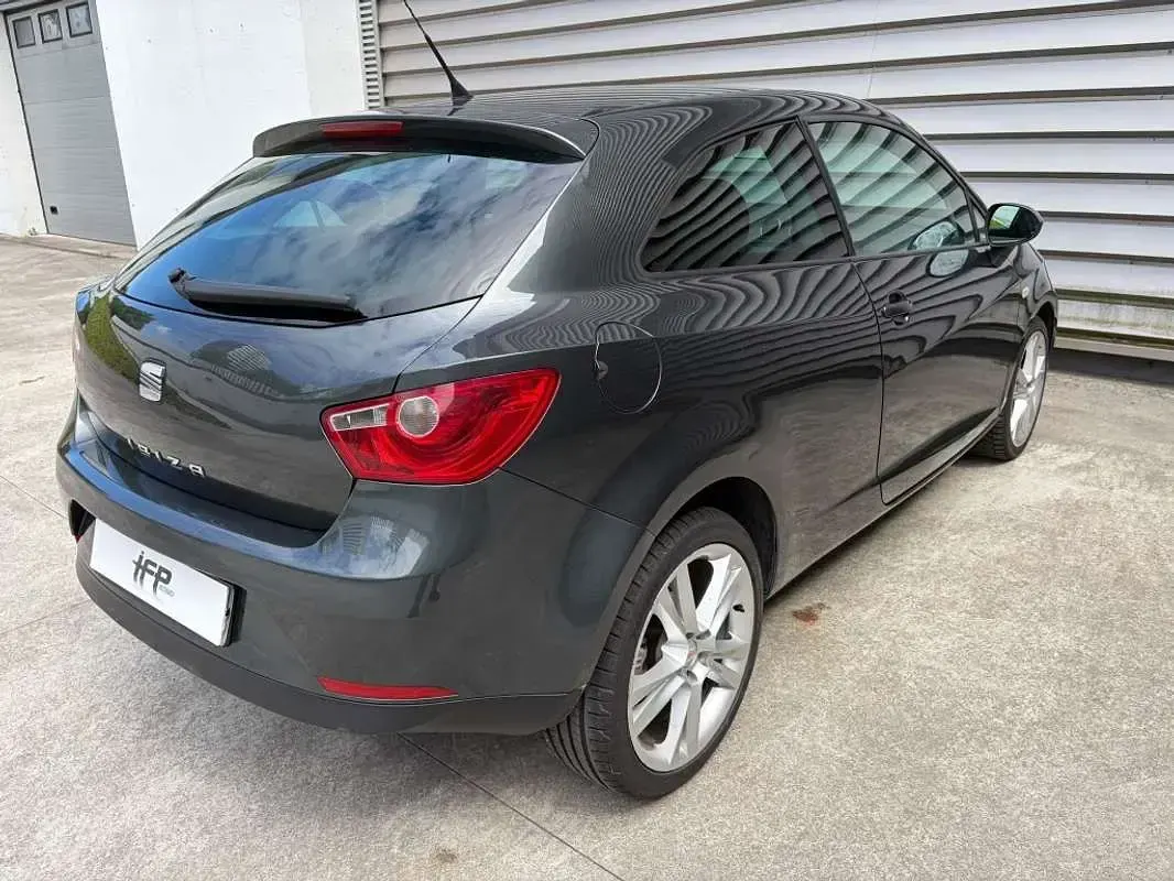 Usado Seat Ibiza 86 CV (63 kW) 2008 Gris Utilitario