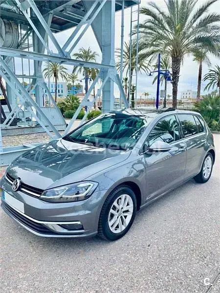 Usado VW Golf VII Advance 125 CV (91 kW) 2018 Gris / plata Berlina