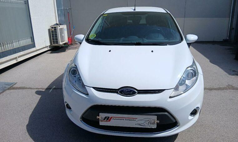 Begagnad Ford Fiesta Titanium 69 HK (50 kW) 2011 Vit Halvkombi